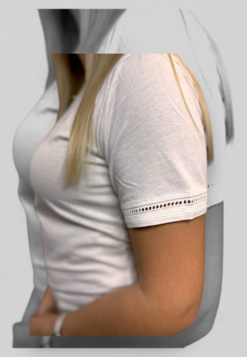 biała koszulka z haftem